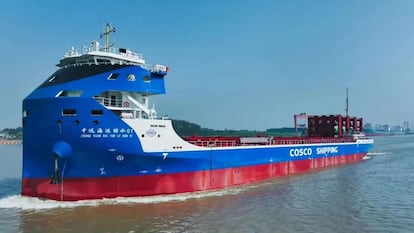 Electric vessel Green Water 01, from the Cosco Shipping Lines company.