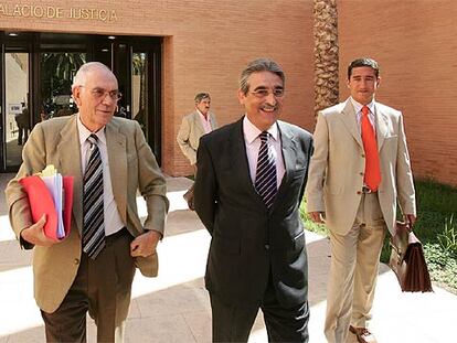 El alcalde de Orihuela, José Manuel Medina (en el centro), tras su declaración ante la juez.