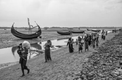 Varias familias rohingya recién llegadas a Bangladesh caminan hacia los asentamientos para refugiados en Shah Porir Dwip el pasado 29 de octubre de 2017. Los líderes mundiales todavía están debatiendo cómo enfrentarse a Myanmar y a su líder de facto, Aung San Suu Kyi, premio Nobel de la Paz que defendió la democracia, pero que ahora parece incapaz o no dispuesta a detener la brutal represión del ejército. 