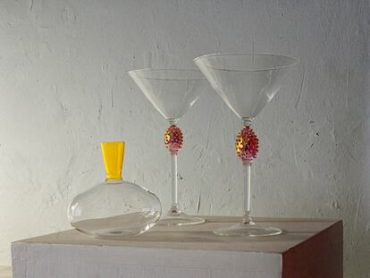 Un decantador y dos copas obra de Alex Añó.