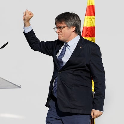 BARCELONA, 08/08/2024.- El expresidente catalán Carles Puigdemont, interviene en el acto de bienvenida para el que miles de independentistas se congregan en el paseo Lluís Companys de Barcelona, junto al Parlamentantes. Tras casi siete años huido en el extranjero, y pese a la orden de detención nacional contra él, Puigdemont ha decidido regresar a Cataluña con la intención de asistir, este jueves 8 de agosto, a la investidura de Salvador Illa, por lo que es máxima la expectación y la incertidumbre por lo que pueda ocurrir en las próximas horas. EFE/ Alberto Estevez