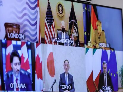 Algunos de los líderes del G-7 aparecen en una pantalla mientras se preparan para celebrar su primera reunión virtual de 2021.
