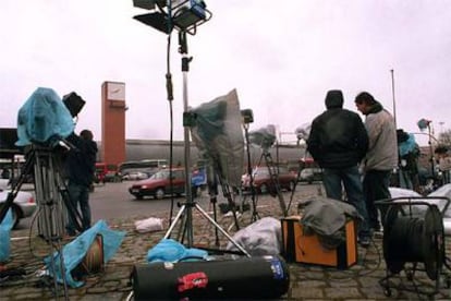 Equipos de televisión, en las inmediaciones de la estación de Atocha en marzo de 2004.

GORKA LEJARCEGI
