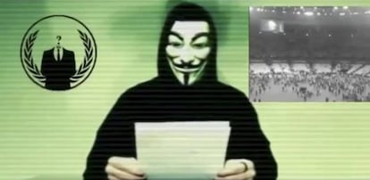 Un hombre con la máscara de Anonymous hace un alegato en uno de los vídeos distribuído por el grupo.