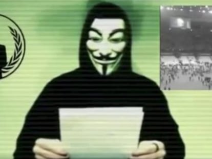 Un hombre con la m&aacute;scara de Anonymous hace un alegato en uno de los v&iacute;deos distribu&iacute;do por el grupo. 