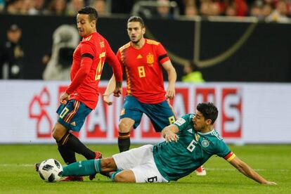Khedira pelea por el balón con Thiago ante Koke.