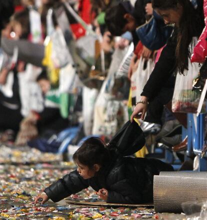 Un ni?o recoge caramelos en la Cabalgata de los Reyes Magos de Madrid.