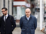 El lotero Manuel Reija, en el exterior de la Audiencia de A Coruña donde está siendo juzgado.
