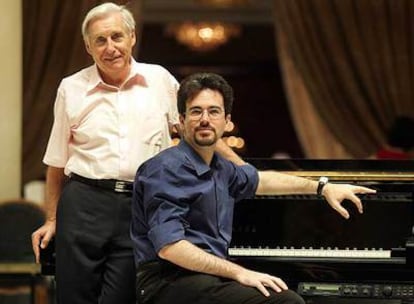 El maestro Joaquín Achúcarro, junto a su alumno Daniel del Pino al piano.