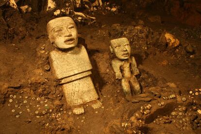 Além das quatro esculturas há milhares de contas de pedra verde.