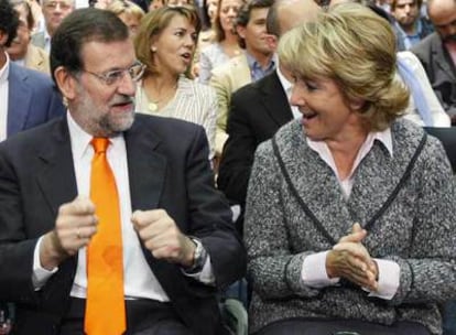 Mariano Rajoy habla con la presidenta madrileña, Esperanza Aguirre, durante la clausura de la conferencia.