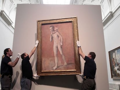 Els operaris col·loquen 'Els dos germans', de Picasso, a la galeria central del Museu del Prado.