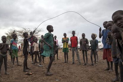 Um grupo de crianças pula corda no campo de refugiados de Kule na Etiópia. 2 de abril de 2014.