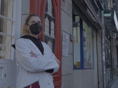 María Esteban posa en la Farmacia Lavapiés, situada en el número 56 de la calle madrileña.