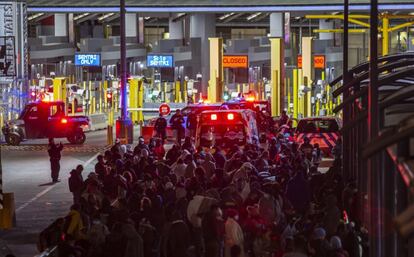 Decenas de migrantes centroamericanos y mexicanos bloquearon la noche del sábado uno de los carriles de acceso al puente fronterizo de San Ysidro, en la frontera entre México y Estados Unidos.