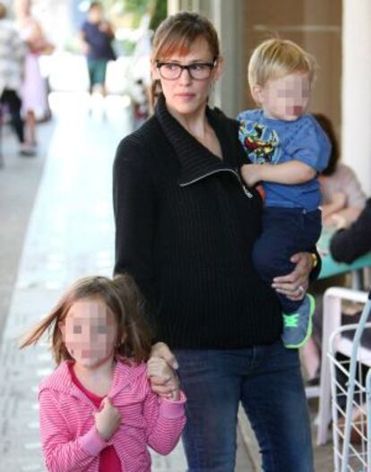 Jennifer Garner con dos de los hijos que tiene con Ben Affleck.