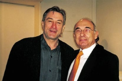 Robert de Niro y Albertino de Figueiredo, en la galería Metta de Madrid, donde el actor expuso en 2002 la obra de su padre.