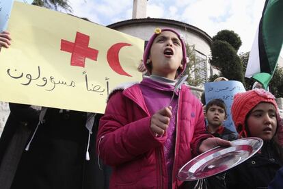 Niños jordanos y palestinos protestan en Amán, por la mala situación de los refugiados palestinos en el campo de refugiados de Siria Yarmuk, en Damasco, 4 de enero de 2014.