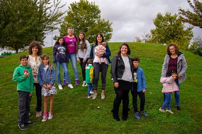 De izquierda a derecha, Eva María Bernal con sus hijos Aitana y Martín; Pilar H. Peces con sus hijas Candela y Jimena; Marga H. Peces con sus hijos Juan y Sara; Ana Saiz con su hijo Diego (María se escondió para la foto) y Mónica de Tomás con su hija Laia, en un parque de Rivas Vaciamadrid.