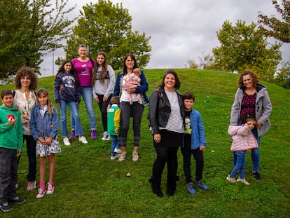 De izquierda a derecha, Eva María Bernal con sus hijos Aitana y Martín; Pilar H. Peces con sus hijas Candela y Jimena; Marga H. Peces con sus hijos Juan y Sara; Ana Saiz con su hijo Diego (María se escondió para la foto) y Mónica de Tomás con su hija Laia, en un parque de Rivas Vaciamadrid.