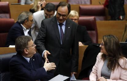Ximo Puig saluda al consejero de Hacienda, Vicent Soler.