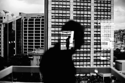 &#039;Reflejo en una ventana de Altamira&#039; (Caracas), del fot&oacute;grafo Christopher Anderson.