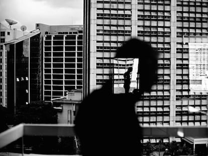 &#039;Reflejo en una ventana de Altamira&#039; (Caracas), del fot&oacute;grafo Christopher Anderson.