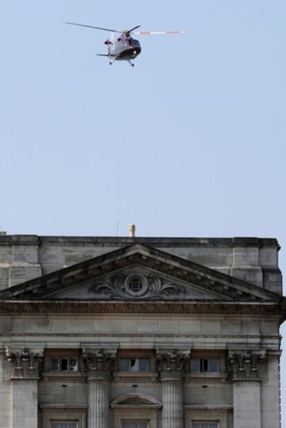 La pareja abandona el palacio de Buckingham en helicóptero.