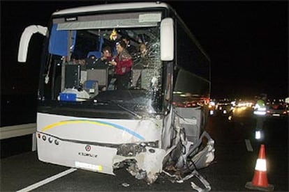 28 muertos el fin de semana en accidentes como el de la foto, que costó la vida a una mujer y su hija en Sevilla.