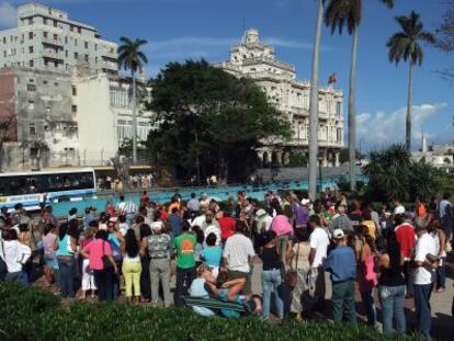 Un grupo de cubanos fuera del Consulado en La Habana, en 2008.