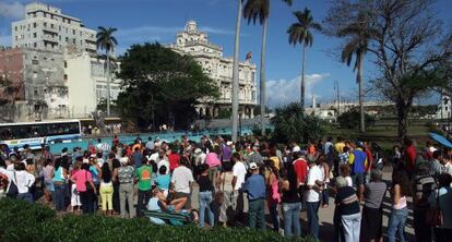 Un grupo de cubanos fuera del Consulado en La Habana, en 2008.