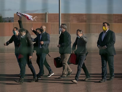 Josep Rull, Jordi Sànchez, Raül Romeva, Joaquim Forn, Jordi Cuixart, Jordi Turull y Oriol Junqueras, salen de la prisión de Lledoners.