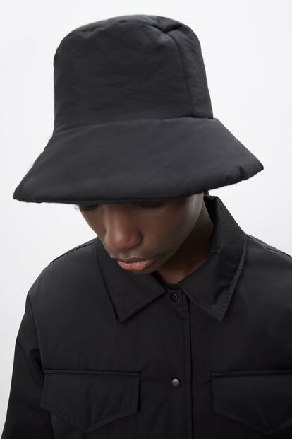 Para esos días grises, que amenazan lluvia, nada como este gorro bucket acolchado para mantener la cabeza a salvo. Es de Zara y tiene un precio de 15,95 euros.