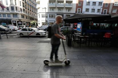 En patinete por la acera.