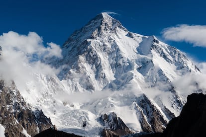 Pertenece a la cordillera del Karakorum, en los Himalayas, hace frontera entre <a href="http://www.tourism.gov.pk" target="_blank"> Pakistán</a> y <a href="http://www.discoverchina.com" target="_blank">China</a>, es la segunda montaña más alta del mundo (8.611 metros de altura) tras el Everest y, muy probablemente, el ochomil más difícil de escalar junto con el Annapurna y el Nanga Parbat. Dicen las estadísticas que, por cada cuatro montañeros que lo consiguen, uno muere intentándolo. De hecho, nadie ha podido coronar nunca su cima en invierno (aunque seis expediciones lo han intentado, sin éxito, a lo largo de la historia), lo que lo convierte en el único ochomil invicto en esta época del año, cuando el viento supera los 100 kilómetros por hora y las temperaturas se desploman hasta los casi 50 grados bajo cero.