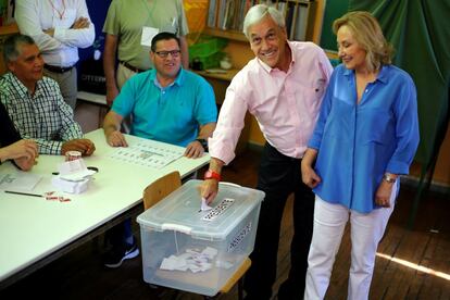 El candidato presidencial Sebastián Piñeira vota acompañado de su esposa Cecilia, en Santiago de Chile.