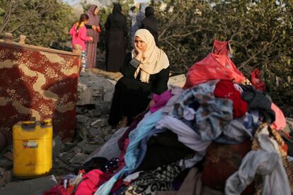 Una mujer palestina sentada junto a los restos de una casa destruida en un ataque aéreo israelí en el sur de la Franja de Gaza.