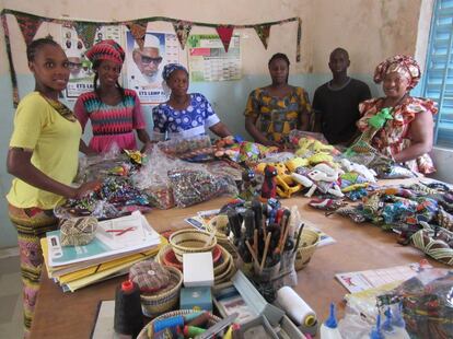 Suadu Diallo, Aminata Sylla, Adama Diao, Talla Kande, Badou Mbalo y Aisatou Doumbia, en su taller en Kolda.