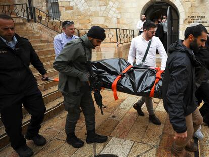 Personal de seguridad israelí retira uno de los cadáveres tras el atentado de este domingo en la Ciudad Vieja de Jerusalén.