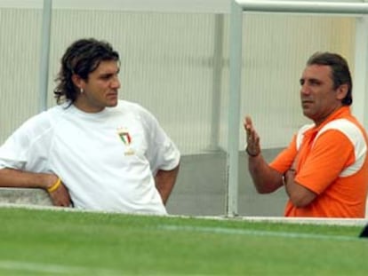 Vieri conversa con Stoichkov, ayer durante el entrenamiento de Italia.