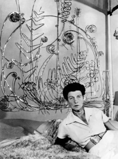 Peggy Guggenheim, coleccionista de arte, junto a una escultura de Alexander Calder, en 1961