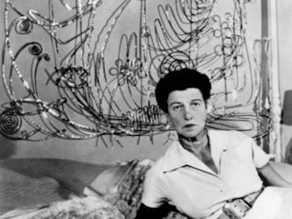 Peggy Guggenheim, coleccionista de arte, junto a una escultura de Alexander Calder, en 1961