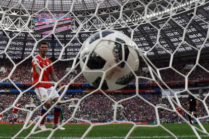 Detalle del segundo gol del centrocampista ruso Denis Cheryshev.
