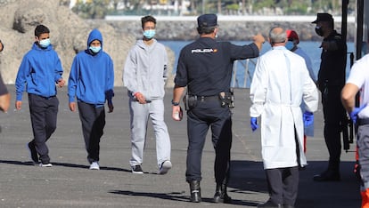 Llegada de una patera al muelle grancanario de Arguineguín el pasado 6 de diciembre.