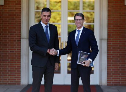 Pedro Sánchez recibe al presidente de La Rioja, Gonzalo Capellán, en La Moncloa el pasado viernes.