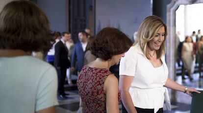 Comunidades andaluzas. La presidenta de la Junta de Andalucía, Susana Díaz, ha defendido la necesidad de afrontar cuanto antes el problema con el que se encuentran los emigrantes retornados, que ven "lastrada" su capacidad económica y "sus pequeñitos ahorros" a causa de un "reparto fiscal injusto". Díaz ha hecho estas manifestaciones durante su intervención en la sesión constitutiva del IX Consejo de Comunidades Andaluzas, que ha presidido en el Palacio de San Telmo, sede de la Presidencia de la Junta.