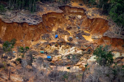 Canteiro de garimpo ilegal na região do Rio Uraricoera, na Terra Indígena Yanomami.