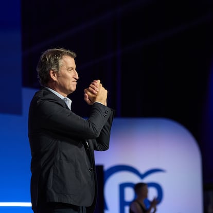 El presidente del PP, Alberto Núñez Feijóo, durante la segunda jornada del XXI Congreso Nacional del Partido Popular, a 6 de julio de 2025, en Madrid (España). Con el lema ‘Toma partido por España’, el XXI Congreso del PP, celebrado en Madrid del 4 al 6 de julio de 2025, busca reforzar el liderazgo de Alberto Núñez Feijóo, único candidato a la Presidencia del PP, renovar la dirección y la estrategia del partido, aprobar nuevas bases ideológicas y proyectar unidad como alternativa de gobierno ante el ciclo electoral de los próximos años.
06 JULIO 2025;CONGRESO;PP;PARTIDO POPULAR;POLÍTICA
Jesús Hellín   / Europa Press
06/07/2025
