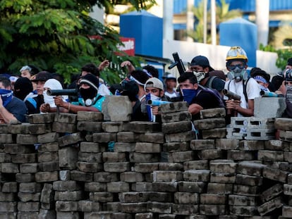 Opositores a Daniel Ortega tras una barricada en Managua el 30 de mayo. 