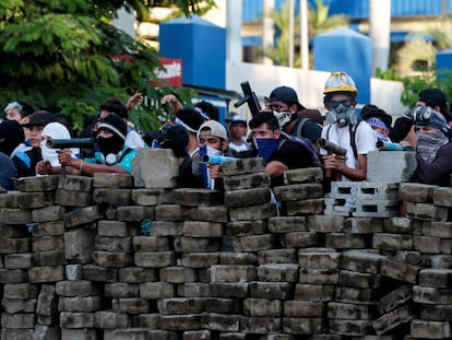 Opositores a Daniel Ortega tras una barricada en Managua el 30 de mayo.